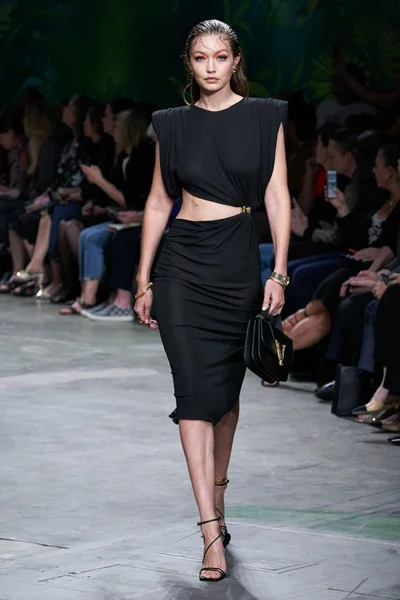 Look 16